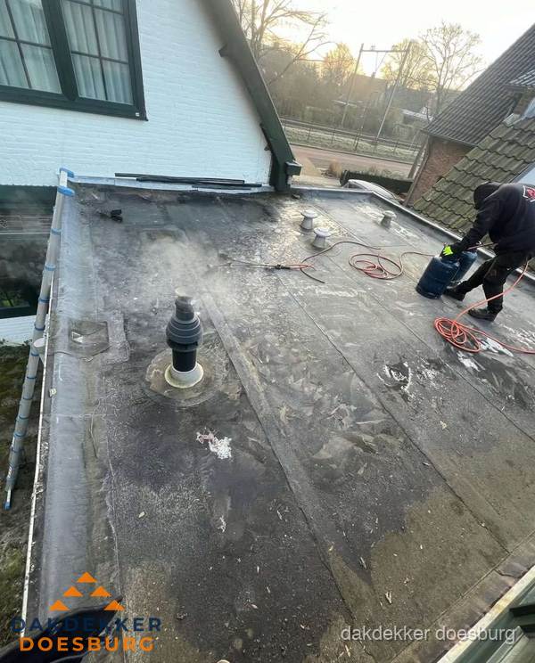 Dakdekker verhelpt daklekkage op plat dak in Doesburg