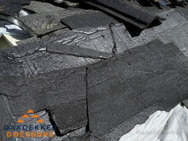 Verwijderd oud bitumen dakleer klaar voor vervanging in Doesburg Verwijderd oud bitumen dakleer klaar voor vervanging in Doesburg
