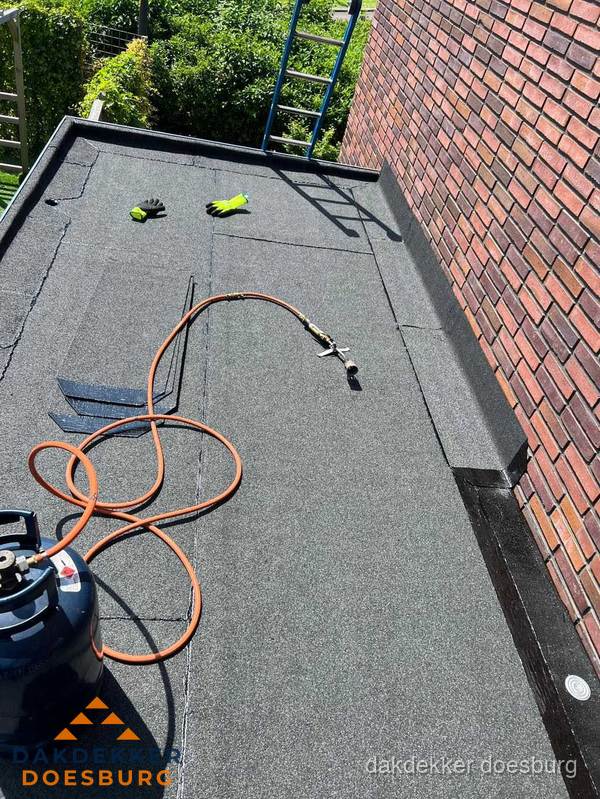 Plat dak met bitumen en brandgereedschap van dakdekkersbedrijf in Doesburg Plat dak met bitumen en brandgereedschap van dakdekkersbedrijf in Doesburg