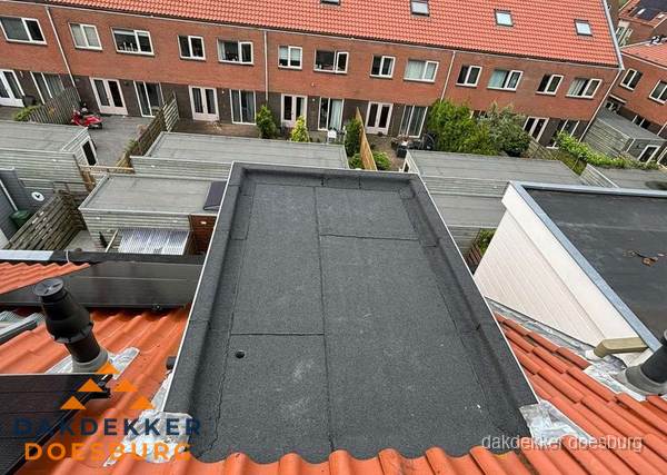 Plat dak met bitumen bedekking naast dakkapel in Doesburg