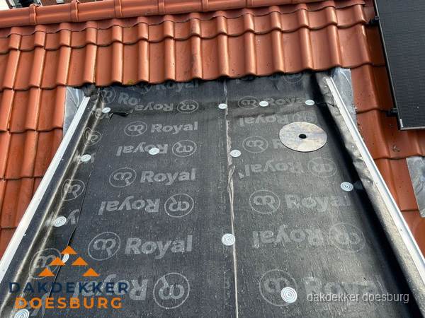 Nieuw dak met dakpannen en Royal onderlaag bij woning in Doesburg Nieuw dak met dakpannen en Royal onderlaag bij woning in Doesburg