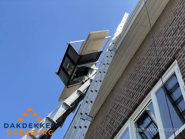 Dakgoot vervangen met dakdekkerslift in Doesburg Dakgoot vervangen met dakdekkerslift in Doesburg