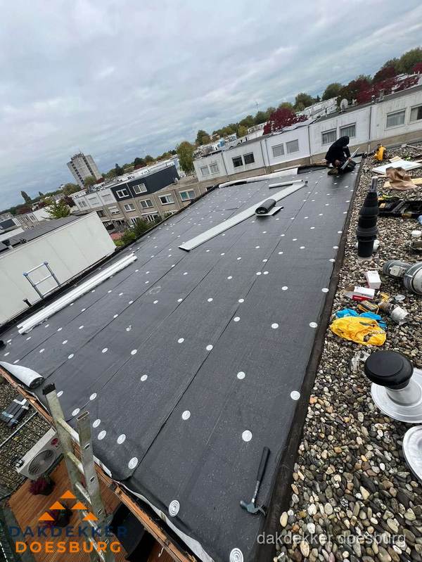Dakleer vervangen op groot plat dak door dakdekker in Doesburg Dakleer vervangen op groot plat dak door dakdekker in Doesburg