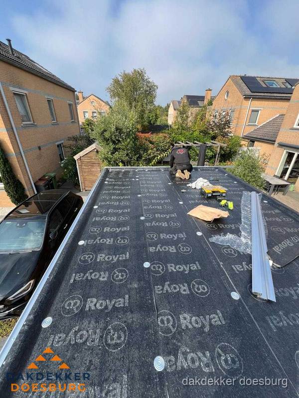 Nieuwe Royal bitumen dakbedekking op plat dak van aanbouw in Doesburg