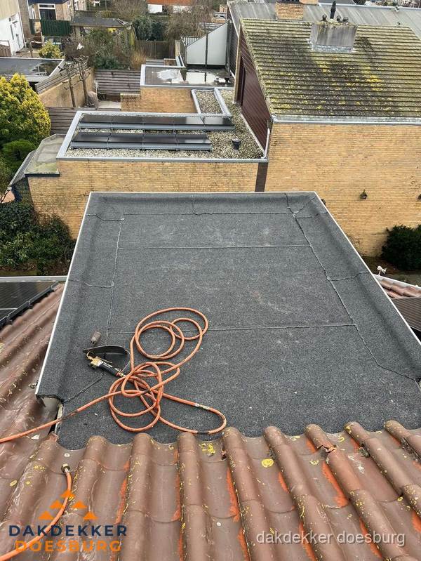 Reparatie aansluiting plat dak en schuin dak in Doesburg