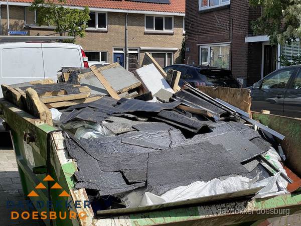 Afvalcontainer met gesloopt dakmateriaal tijdens dakkapel renovatie in Doesburg Afvalcontainer met gesloopt dakmateriaal tijdens dakkapel renovatie in Doesburg