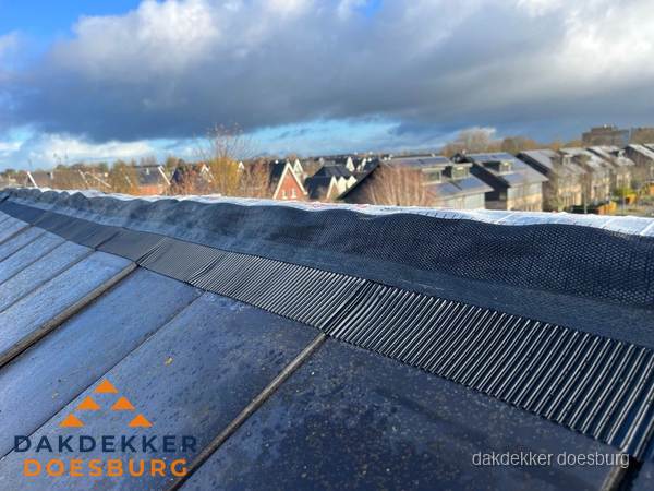 Dakisolatie bij de nok met ventilatieprofiel op schuin dak in Doesburg Dakisolatie bij de nok met ventilatieprofiel op schuin dak in Doesburg