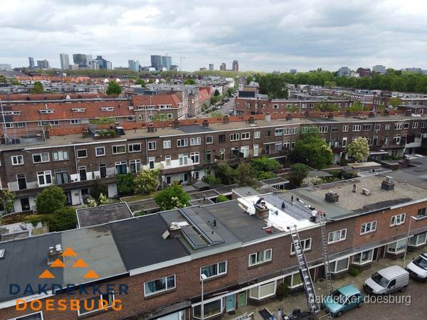 Spoed dakdekker aan het werk op plat dak in woonwijk Doesburg Spoed dakdekker aan het werk op plat dak in woonwijk Doesburg