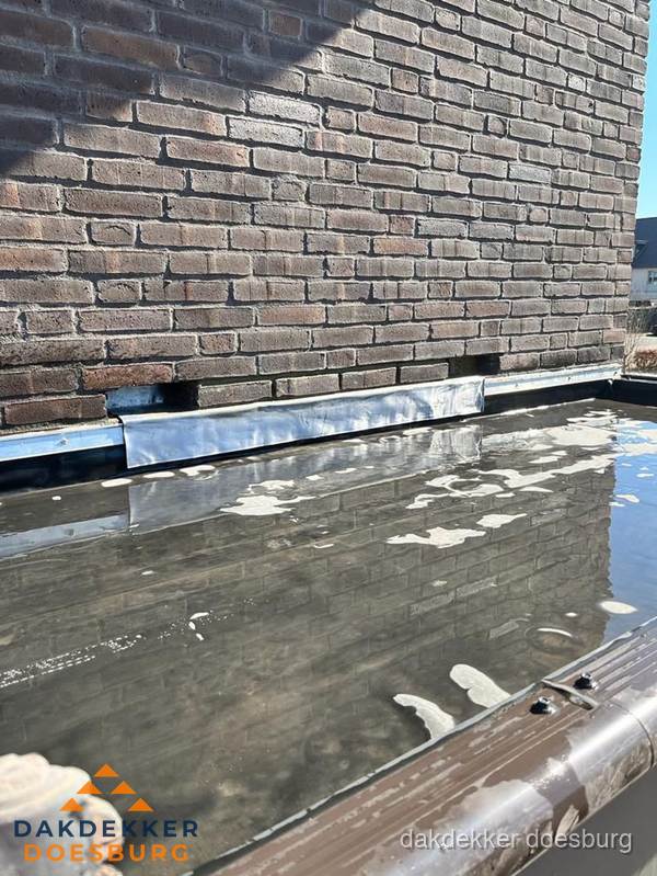 Stilstaand water op plat dak door slechte afwatering in Doesburg
