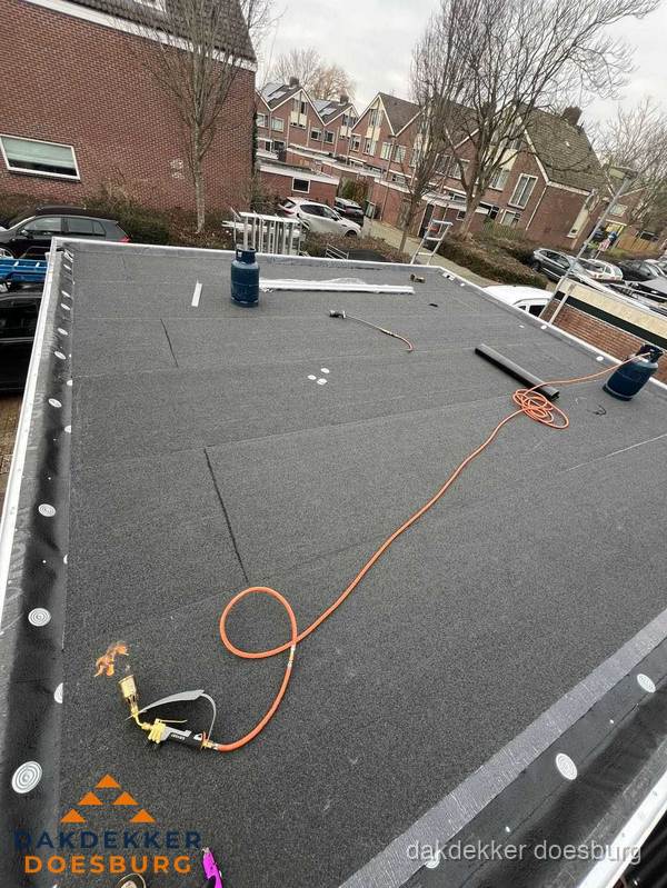 Afgewerkte dakrenovatie met bitumen op plat dak in Doesburg Afgewerkte dakrenovatie met bitumen op plat dak in Doesburg